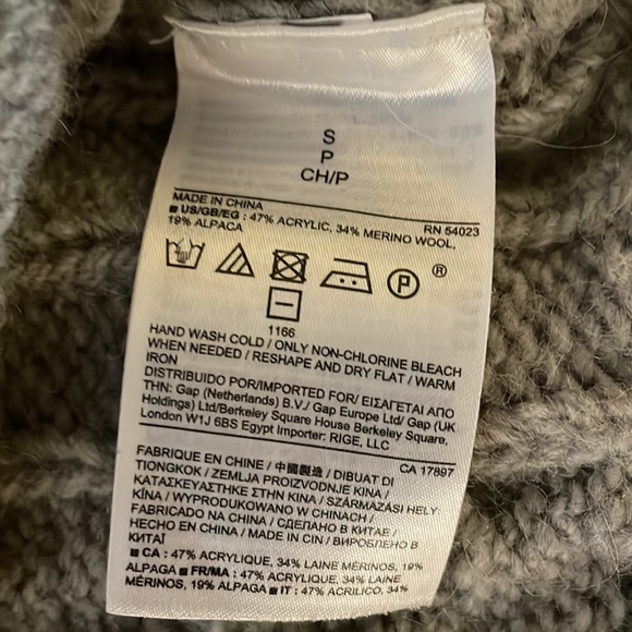 Banana Republic Italian Yarn Sweater - Picture 9 of 9